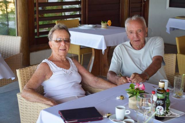 A aniversariante e o felizardo marido, pais do Rodrigo, no hotel em Fortim, no litoral do Ceará